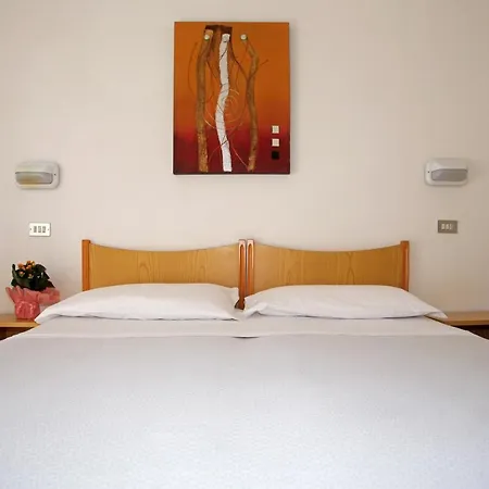 Hotel Serafini Free Parking 2*