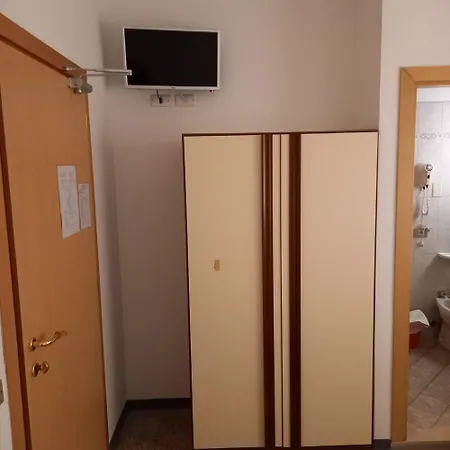 Hotel Serafini Free Parking 2*