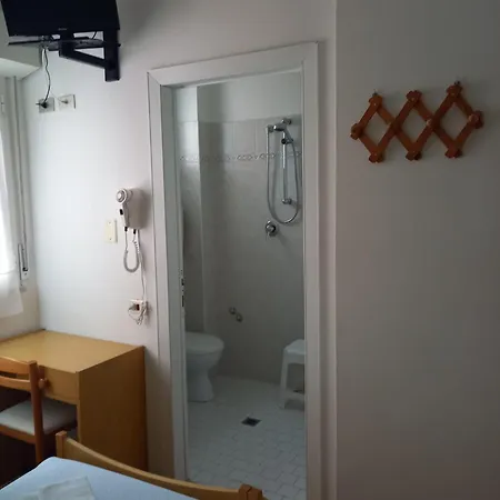 Serafini Free Parking Отель