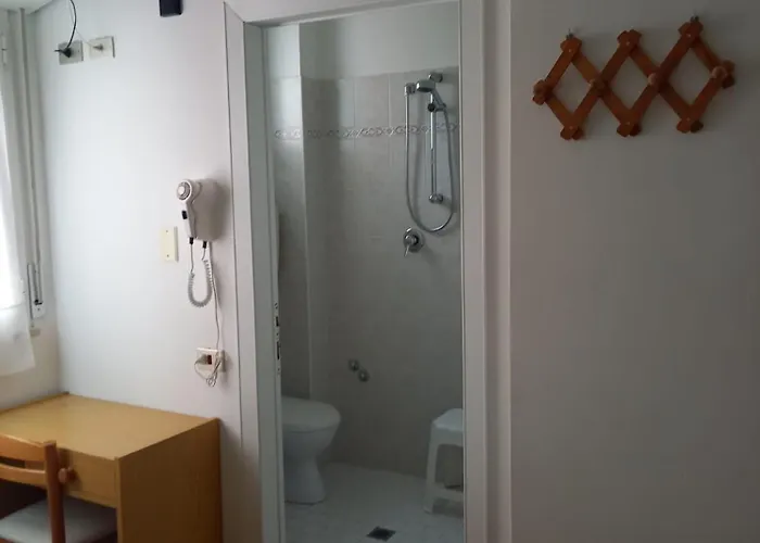 Serafini Free Parking فندق